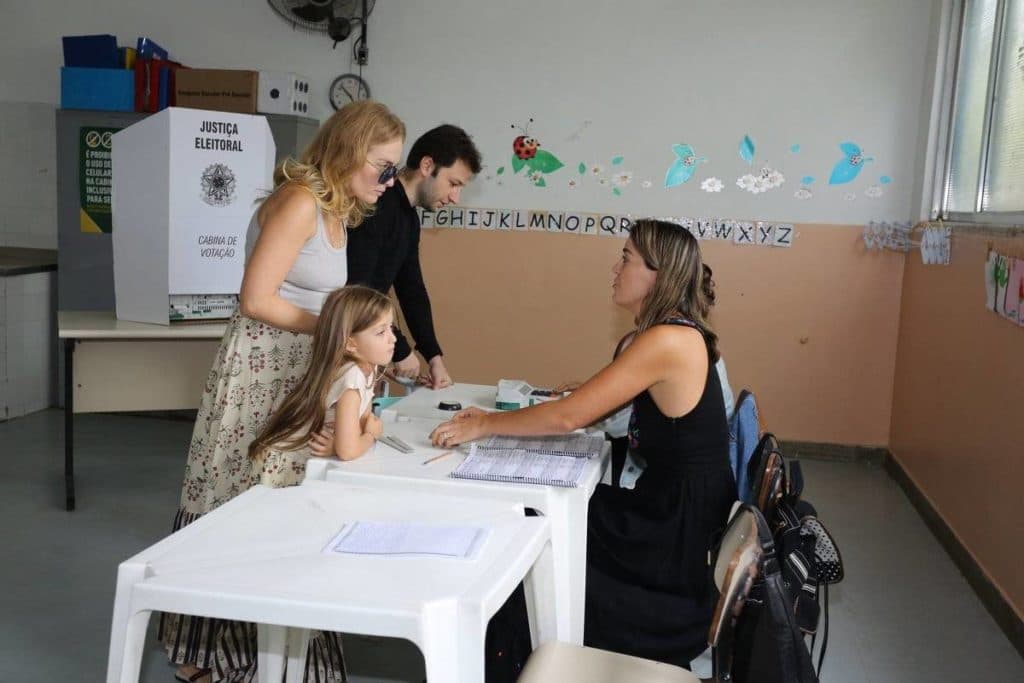 Angélica, acompanhada da filha Eva, vota no Rio Angélica, acompanhada da filha Eva, vota no Rio - AgNews Angélica, acompanhada da filha Eva, vota no Rio Angélica, acompanhada da filha Eva, vota no Rio - AgNews