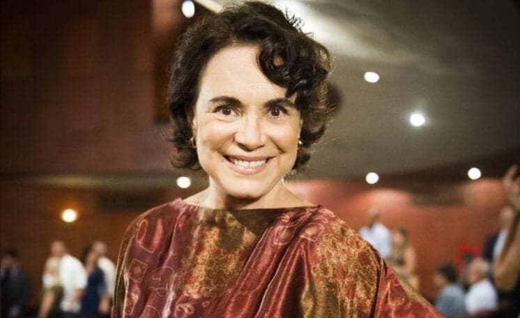 De 'cara lavada', Regina Duarte choca ao exibir rugas no rosto e público reage