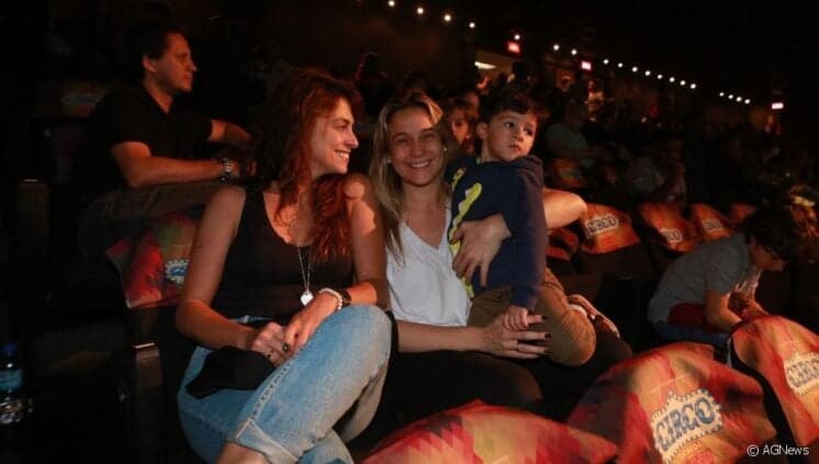 Em comemoração com os amigos, Fernanda Gentil ganha beijão da namorada
