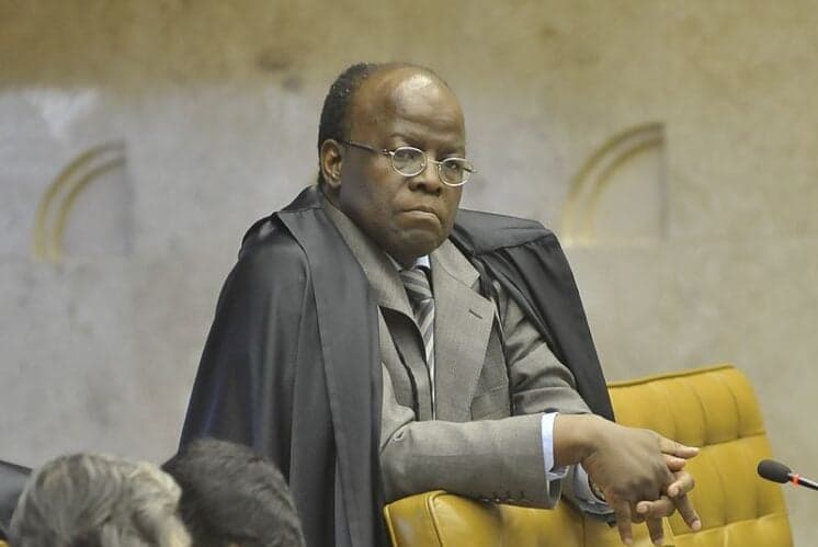 Joaquim Barbosa declara voto, revela medo e famosos ovacionam