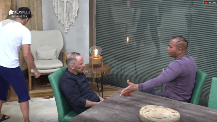 A Fazenda 10: Chulapa toma coragem, conversa com Rafael Ilha e o detona: "Leva e traz"