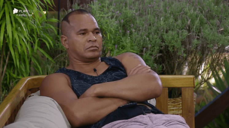 A Fazenda 10: Chulapa exagera e deixa Evandro Santo machucado