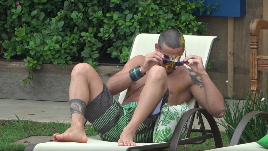 Caique Aguiar sofre com pegadinha de Evandro Santo Imagem: (Reprodução/PlayPlus/Uol) Caique Aguiar sofre com pegadinha de Evandro Santo Imagem: (Reprodução/PlayPlus/Uol)
