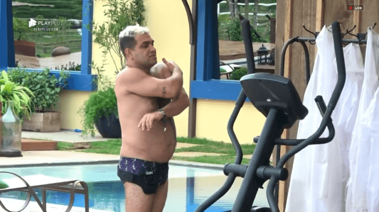 A Fazenda: Evandro Santo e Catia Paganote conversam sobre a próxima roça e peão faz promessa
