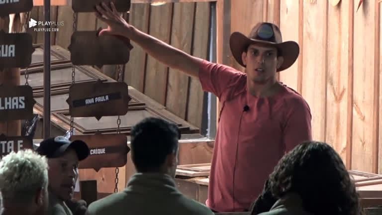 Felipe Sertanejo anunciou atividade para os colegas em A Fazenda (Foto: Reprodução) Felipe Sertanejo anunciou atividade para os colegas em A Fazenda (Foto: Reprodução)