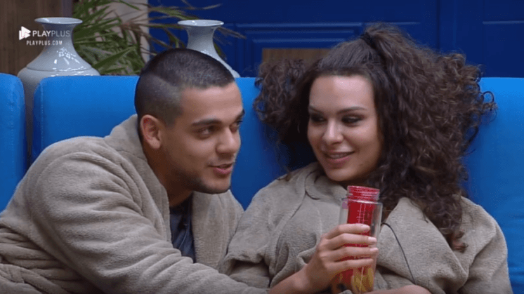 Em programa de TV, Caique Aguiar se declara e pede Fernanda Lacerda em namoro