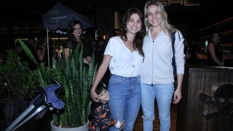 Fernanda Gentil sai com filho e namorada para curtir noite no teatro