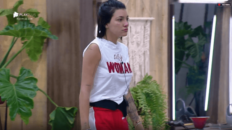 Após discussão com Rafael Ilha e Nadja Pessoa, Gabi Prado insinua que A Fazenda seja uma farsa: "Comprado''