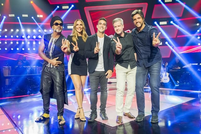 Carlinhos Brown, Ivete Sangalo, André Marques e Victor & Léo no The Voice Kids (Foto: Globo/João Miguel Júnior) Carlinhos Brown, Ivete Sangalo, André Marques e Victor & Léo no The Voice Kids (Foto: Globo/João Miguel Júnior)