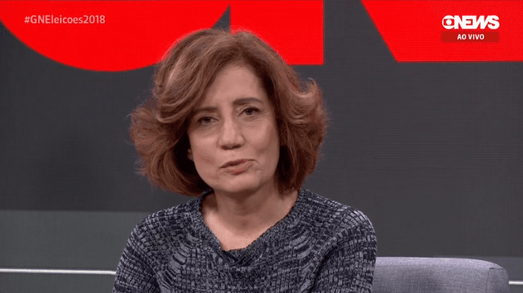 Miriam Leitão teve que falar mensagem ditada por ponto eletrônico após entrevista com Bolsonaro na Globo News (Foto: Reprodução/Globo News) Miriam Leitão teve que falar mensagem ditada por ponto eletrônico após entrevista com Bolsonaro na Globo News (Foto: Reprodução/Globo News)