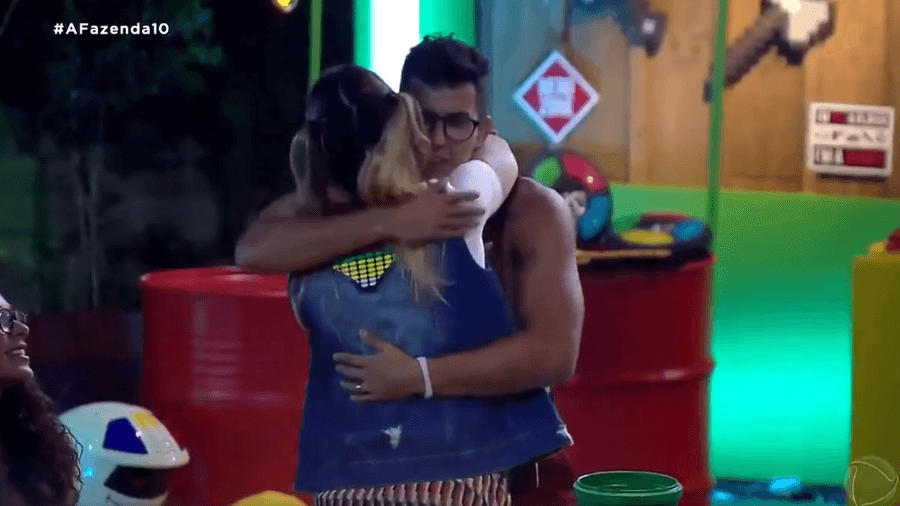 Nadja Pessoa e Sertanejo fazem as pazes Imagem: Reprodução/PlayPlus Nadja Pessoa e Sertanejo fazem as pazes Imagem: Reprodução/PlayPlus