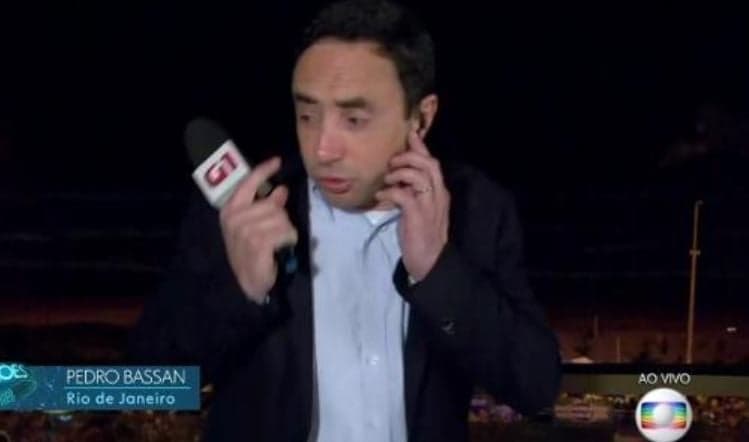 Repórter Pedro Bassan leva susto daqueles ao vivo na Globo (Foto: Reprodução) Repórter Pedro Bassan leva susto daqueles ao vivo na Globo (Foto: Reprodução)