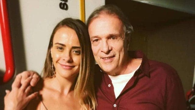 Juliana Silveira reencontra seu "pai" em Floribella 13 anos depois e ele não a reconhece