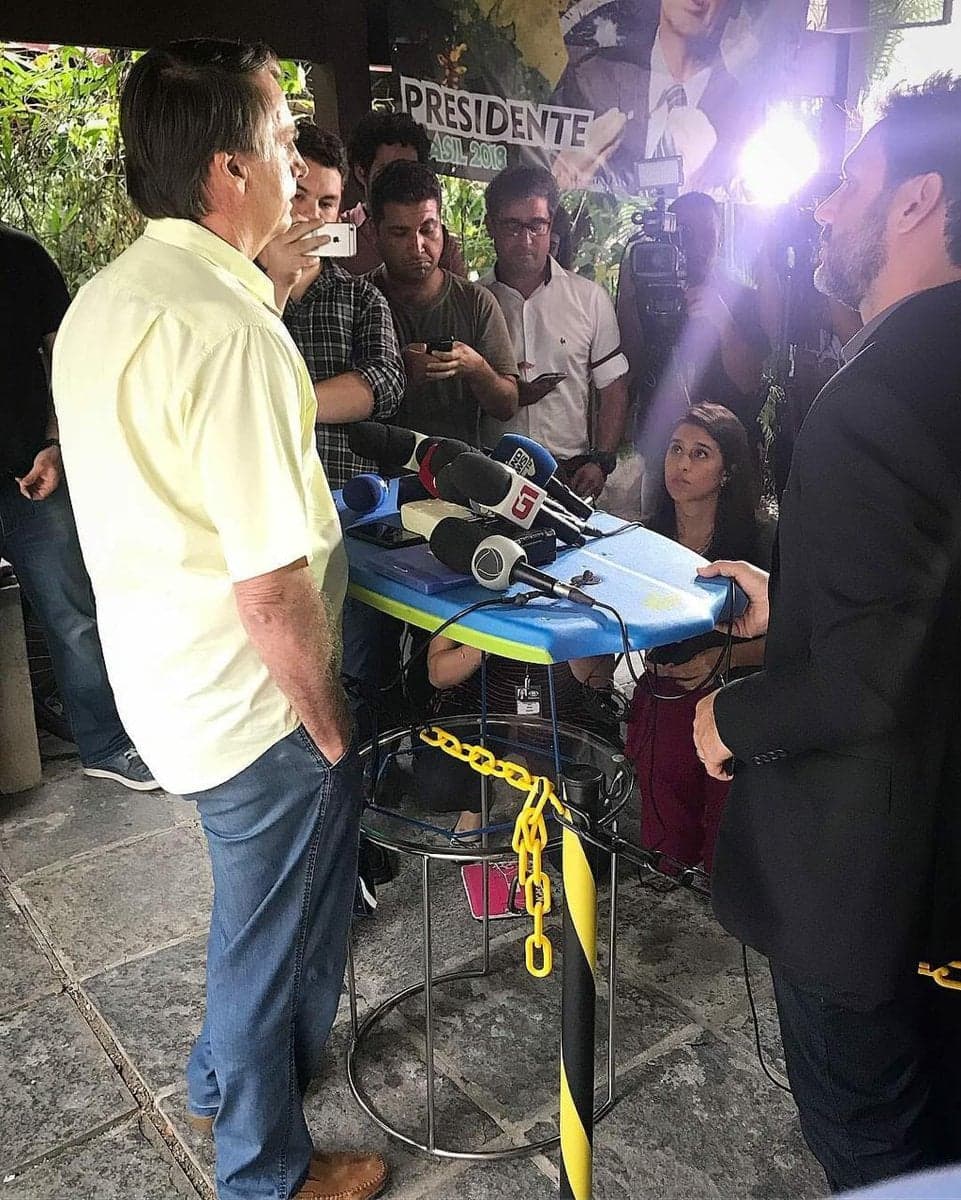 Bolsonaro em sua coletiva em cima de prancha (Foto: Reprodução) Bolsonaro em sua coletiva em cima de prancha (Foto: Reprodução)