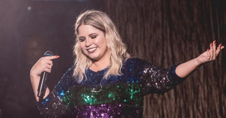 Marília Mendonça chama a atenção ao cantar no casamento da mãe