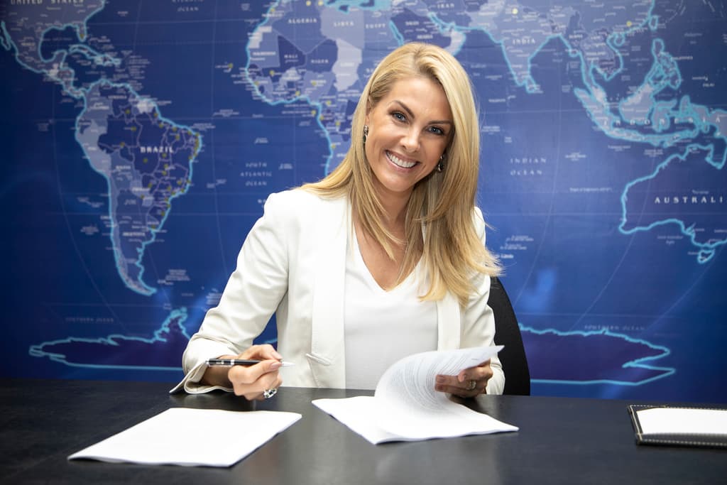 Famosa modelo e apresentadora do Hoje Em Dia, da Record, Ana Hickmann, transporta substancia ilícitas e confessa: "Vou ser presa" (Foto: Edu Moares/RecordTV) Famosa modelo e apresentadora do Hoje Em Dia, da Record, Ana Hickmann, transporta substancia ilícitas e confessa: "Vou ser presa" (Foto: Edu Moares/RecordTV)