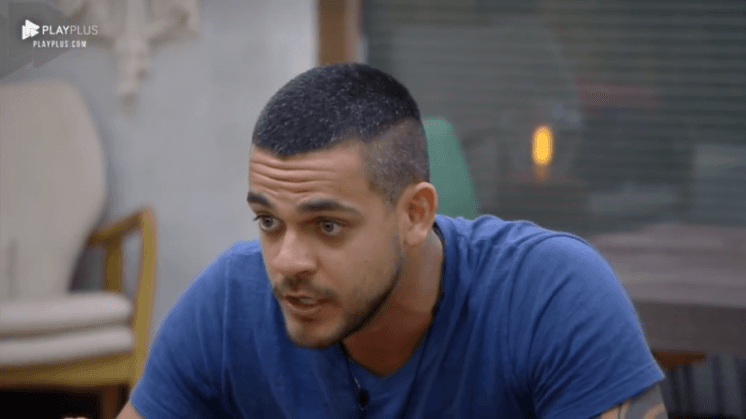 A Fazenda: Evandro Santo e Caique Aguiar voltam a discutir e clima esquenta entre os dois peões