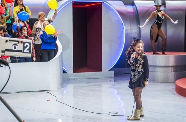 Manuzita (Melissa Nóbrega) anuncia o concurso para escolher o novo integrante para a Patotinha no programa do Chacrinha (Foto: Globo/Paulo Belote) Manuzita (Melissa Nóbrega) anuncia o concurso para escolher o novo integrante para a Patotinha no programa do Chacrinha (Foto: Globo/Paulo Belote)