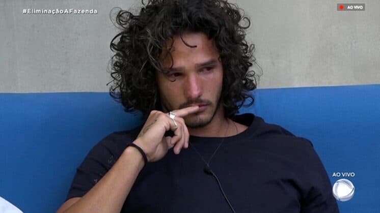 A Fazenda: João Zoli se arrepende de estratégia e cai no choro após eliminação de Léo Stronda