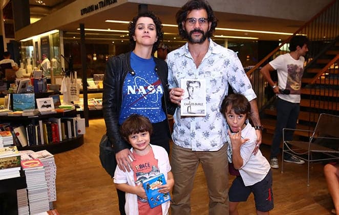 Prestes a ser pai novamente, Juliano Cazarré surpreende com revelação sobre os dois filhos que já tem