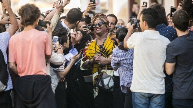 Espelho da Vida: Cris fica em choque ao ver sua amiga da vida passada entrar em filme