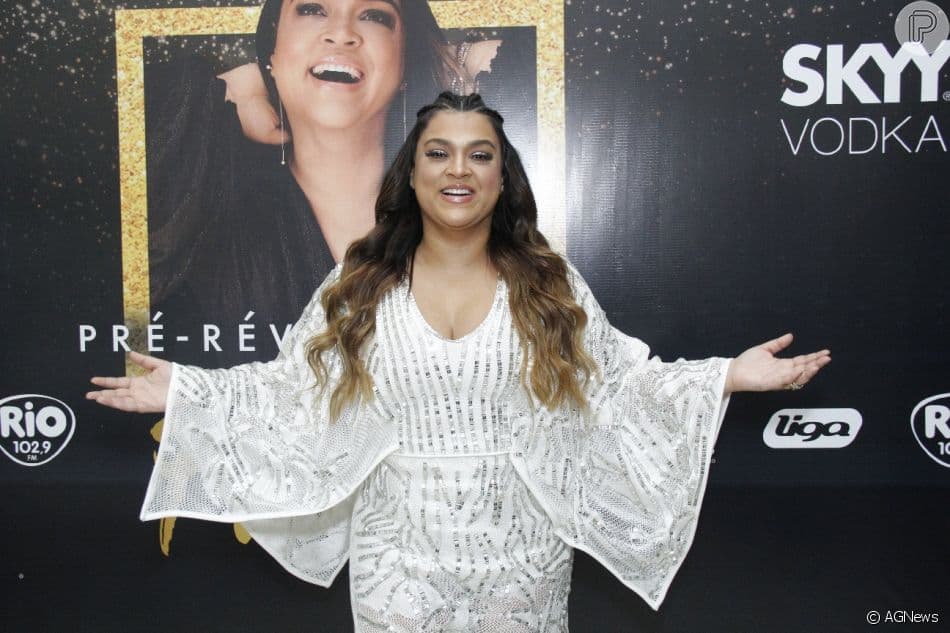 Preta Gil tem atitude radical, posta sequência de fotos sensuais e detalhe chama atenção