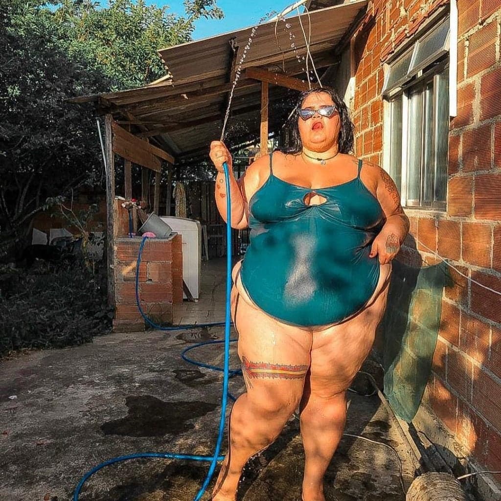 Dançarina de Anitta, Thais Carla compartilha foto inusitada com namorado e gera discussão nas redes sociais
