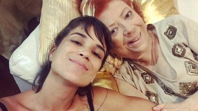 Por problemas na coluna e dificuldades para andar Beth Carvalho vai morar com a filha