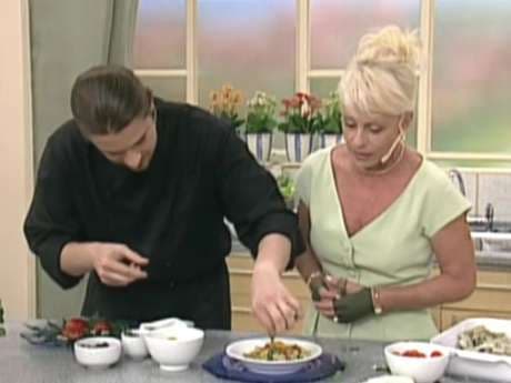 Chefe tenta tirar inseto do prato de Ana Maria Braga, no Mais Você em 1999 (Foto: Reprodução/ Globo) Chefe tenta tirar inseto do prato de Ana Maria Braga, no Mais Você em 1999 (Foto: Reprodução/ Globo)
