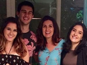 Fátima Bernardes e os filhos, Vinícius, Laura e Beatriz (Foto: Divulgação) Fátima Bernardes e os filhos, Vinícius, Laura e Beatriz (Foto: Divulgação)