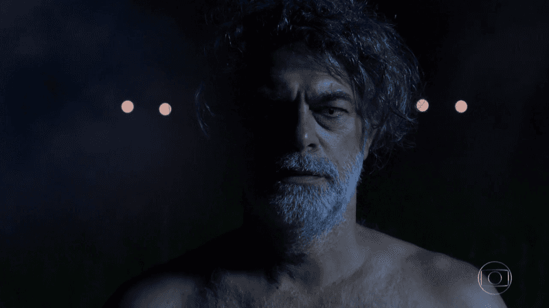 Eduardo Moscovis como León em forma humana após transformação (Foto: Reprodução/Globo) Eduardo Moscovis como León em forma humana após transformação (Foto: Reprodução/Globo)