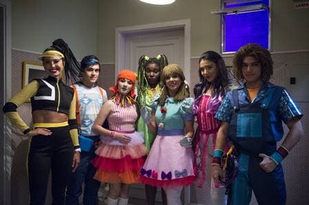 Alex Compadre, Flora Colorida, Marli Poderosa, Pérola Preciosa, Talíssia Milenar e Tito Cantador com Catarina em Malhação (Foto: Estevam Avellar/ Globo/ Divulgação) Alex Compadre, Flora Colorida, Marli Poderosa, Pérola Preciosa, Talíssia Milenar e Tito Cantador com Catarina em Malhação (Foto: Estevam Avellar/ Globo/ Divulgação)