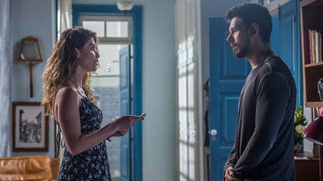 Isabel e Alain com folhas do diário na mão, em Espelho da Vida (Foto: Raquel Cunha/ Globo/ Divulgação) Isabel e Alain com folhas do diário na mão, em Espelho da Vida (Foto: Raquel Cunha/ Globo/ Divulgação)