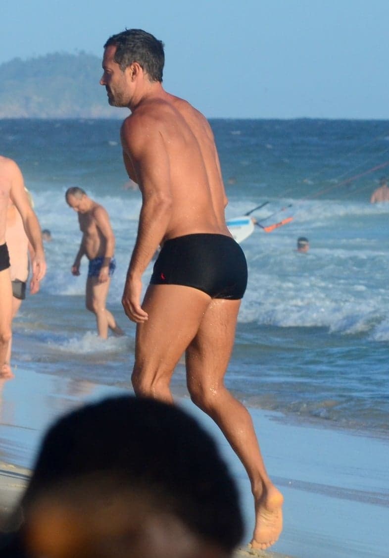 Malvino Salvador mostra o bumbum na praia (Foto: Webert Belicio/AgNews) Malvino Salvador mostra o bumbum na praia (Foto: Webert Belicio/AgNews)