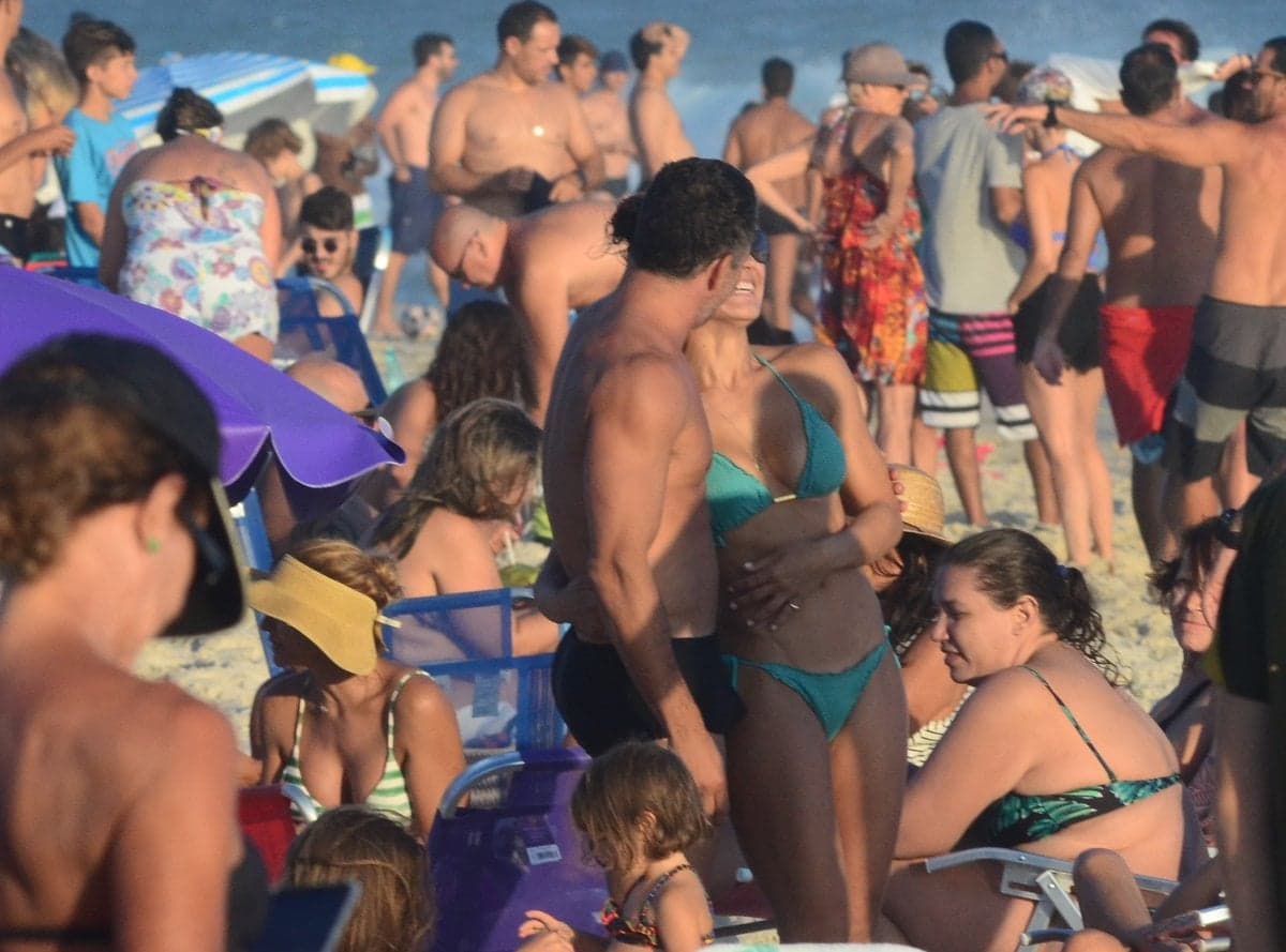 Malvino Salvador com a esposa na praia (Foto: Webert Belicio/AgNews) Malvino Salvador com a esposa na praia (Foto: Webert Belicio/AgNews)