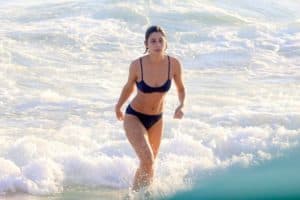 Luisa Arraes curte dia na praia de biquíni (Foto: AgNews) Luisa Arraes curte dia na praia de biquíni (Foto: AgNews)