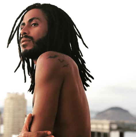 Novo visual de Ícaro Silva para Verão 90 (Foto: Reprodução) Novo visual de Ícaro Silva para Verão 90 (Foto: Reprodução)