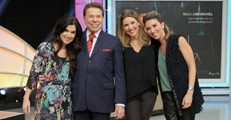 Silvio Santos ao lado de Renata Abravanel e Patrícia Abravanel. Audiência e funcionários fazem comparação entre as duas. (Fonte: Caras) Silvio Santos ao lado de Renata Abravanel e Patrícia Abravanel. Audiência e funcionários fazem comparação entre as duas. (Fonte: Caras)