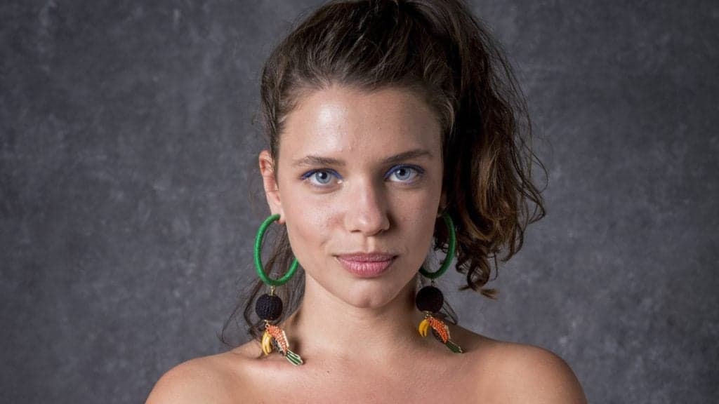 No ar em O Sétimo Guardião, Bruna Linzmeyer faz topless e publica momento íntimo com a namorada