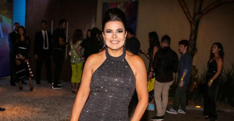 Mara Maravilha vai em festa de Larissa Manoela e rouba a cena ao posar com o namorado 22 anos mais novo