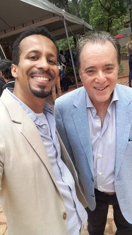Robson Santos e Tony Ramos nos bastidores da novela da Globo O Sétimo Guardião (Foto: Reprodução) Robson Santos e Tony Ramos nos bastidores da novela da Globo O Sétimo Guardião (Foto: Reprodução)