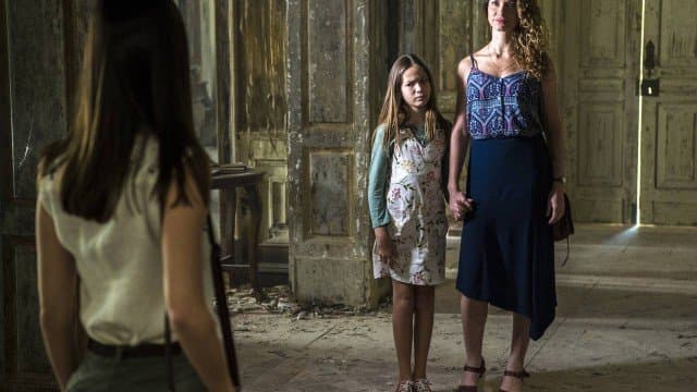 Isabel alfineta Cris no casarão em Espelho da Vida (Foto: Estevam Avellar/ Globo/ Divulgação) Isabel alfineta Cris no casarão em Espelho da Vida (Foto: Estevam Avellar/ Globo/ Divulgação)