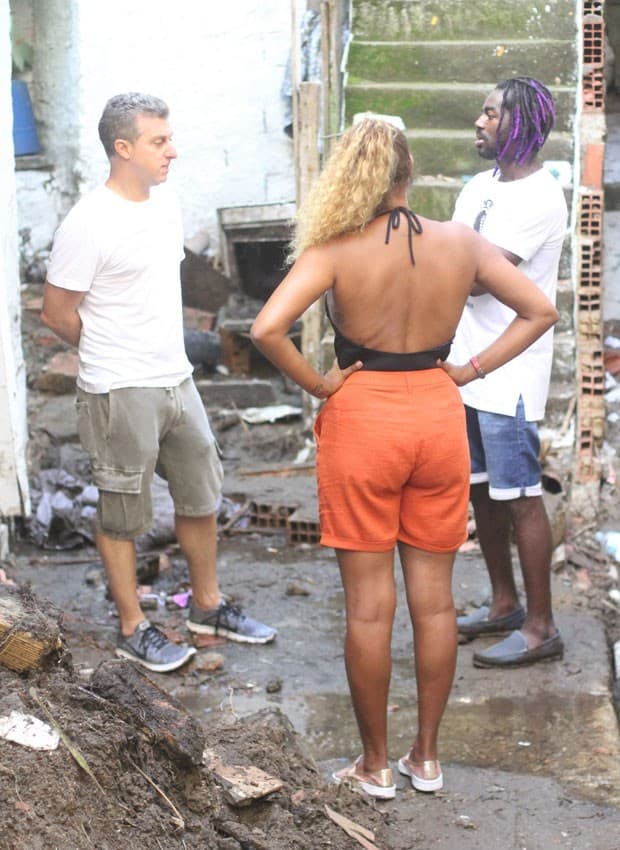 Luciano Huck, Roberta Rodrigues e Jonathan Azevedo no Vidigal (Foto: Daniel Delmiro/AgNews) Luciano Huck, Roberta Rodrigues e Jonathan Azevedo no Vidigal (Foto: Daniel Delmiro/AgNews)