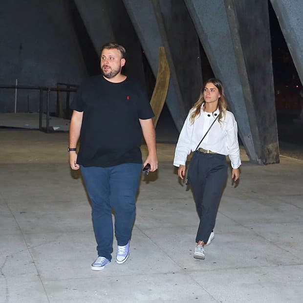 A atriz Carolina Dieckmann e Leo Fuchs deram o último adeus ao ator (Foto: AgNews) A atriz Carolina Dieckmann e Leo Fuchs deram o último adeus ao ator (Foto: AgNews)
