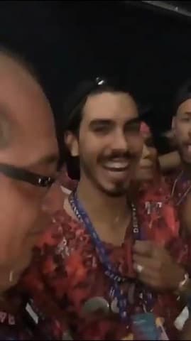 Anitta e Neymar coladinhos ao fundo de um vídeo de David Brazil (Foto: Reprodução) Anitta e Neymar coladinhos ao fundo de um vídeo de David Brazil (Foto: Reprodução)