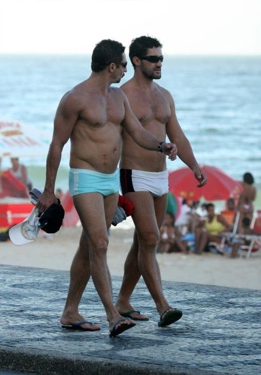 Tuca Andrada flagrado passeando com amigo na praia (Foto: Reprodução) Tuca Andrada flagrado passeando com amigo na praia (Foto: Reprodução)