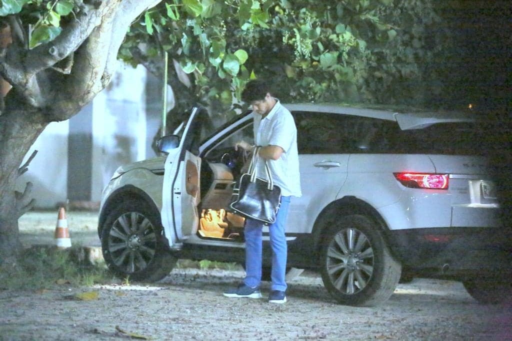 José Loreto reaparece com aliança em "pelada" com os amigos (AgNews) José Loreto reaparece com aliança em "pelada" com os amigos (AgNews)
