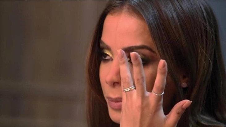Anitta flagra a mãe curtindo a noite em festa, não se controla e cai no choro