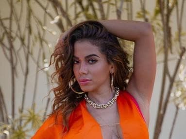 Anitta causa ao se vestir de Beyoncé para animar Carnaval de Recife