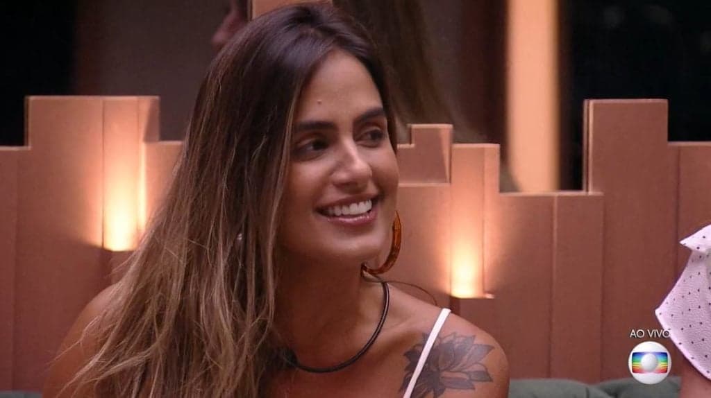 Ex-BBB, Carol Peixinho engata romance com ator da Globo e identidade do famoso é revelada